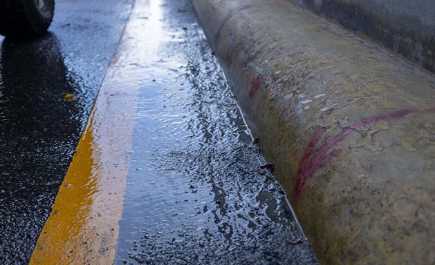 Fuga de agua deteriora el pavimento en elevado de la avenida John F. Kennedy