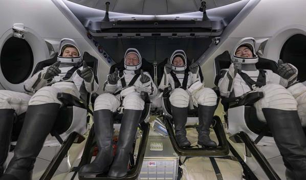 Cuatro astronautas de la EEI vuelven con &eacute;xito a la Tierra tras una evacuaci&oacute;n m&eacute;dica