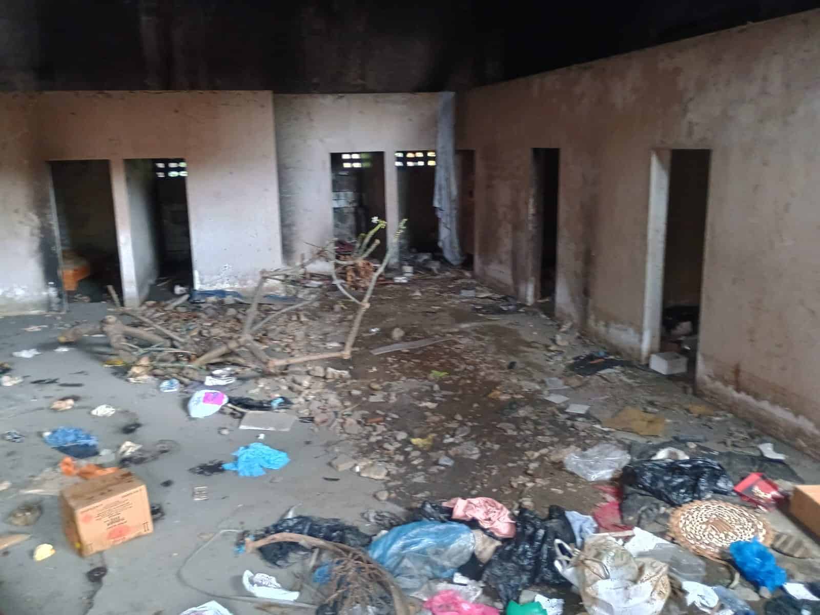 Lo que eran aulas, ahora son botaderos de basura.