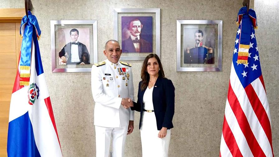 La Embajadora de EE. UU. se re&uacute;ne con el presidente de la DNCD para reforzar cooperaci&oacute;n antidrogas