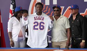 Los Mets firman al joven dominicano Wandy Asigen por US$3.9 millones