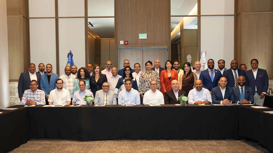 Ministro Kelvin Cruz presenta programa de eventos deportivos para el 2026