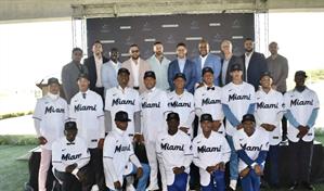 Los Miami Marlins presentan a 21 peloteros en el arranque de las firmas internacionales