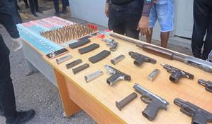 Polic&iacute;a apresa a tres personas y ocupa arsenal de armas en Barahona