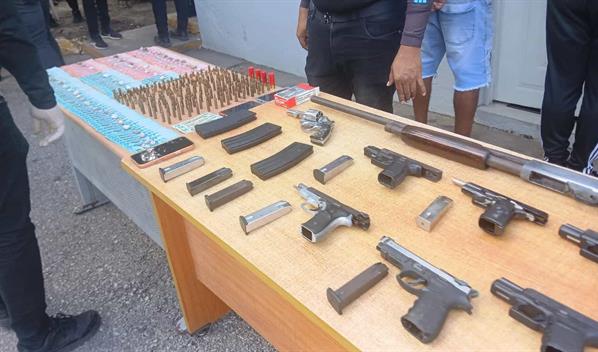 Polic&iacute;a apresa a tres personas y ocupa arsenal de armas en Barahona