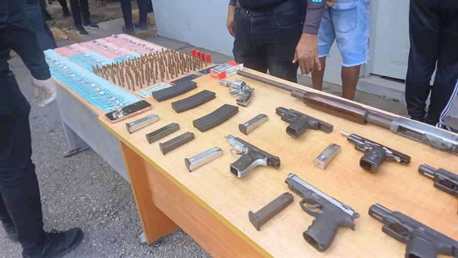 Polic&iacute;a apresa a tres personas y ocupa arsenal de armas en Barahona