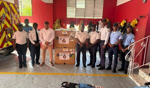 Bomberos de Villa Altagracia reciben ayuda humanitaria enviada desde Espa&ntilde;a