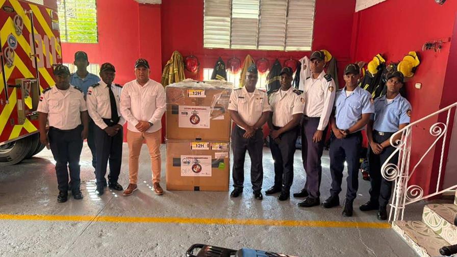 Bomberos de Villa Altagracia reciben ayuda humanitaria enviada desde Espa&ntilde;a
