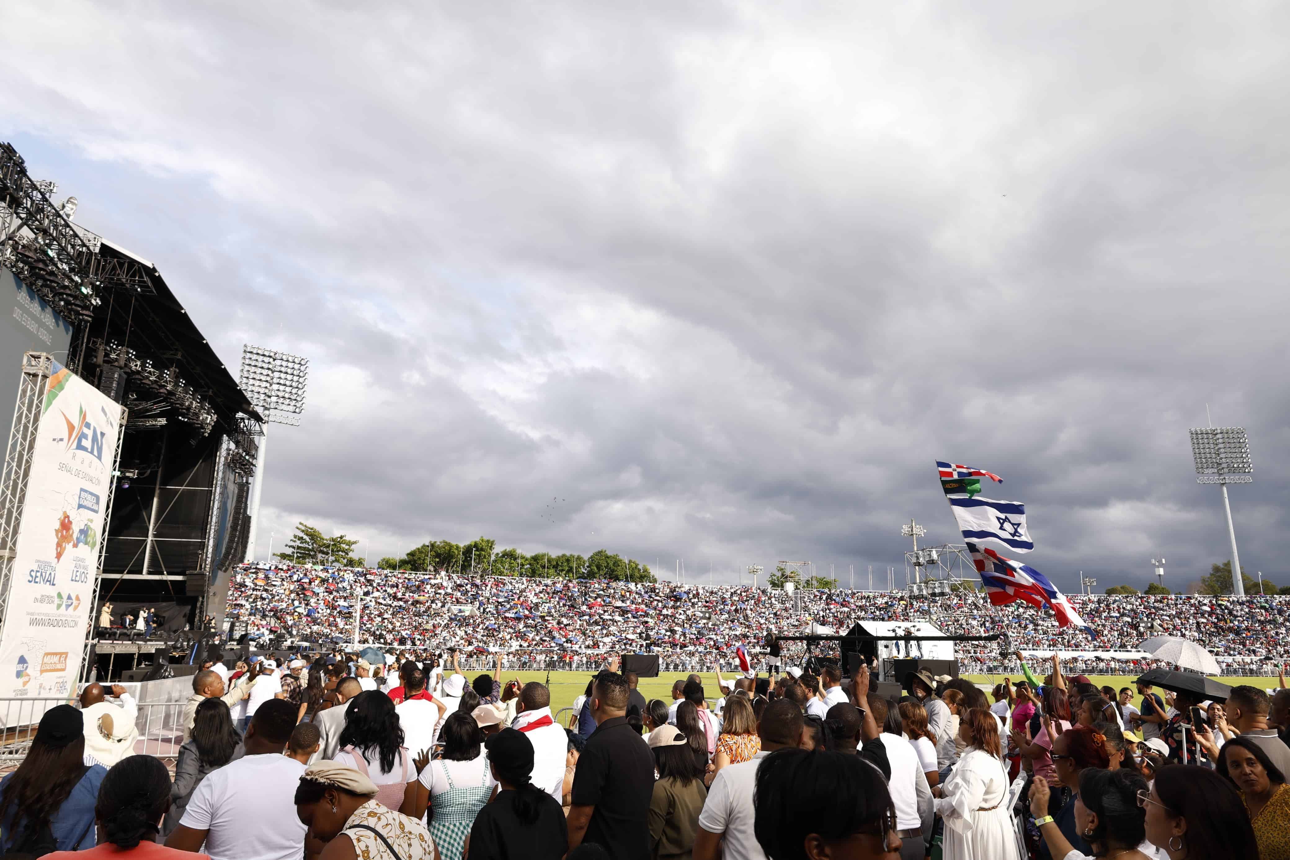 Omar Fern&aacute;ndez y Dio Astacio encabezan delegaci&oacute;n de pol&iacute;ticos presentes en La Batalla de la Fe 2025