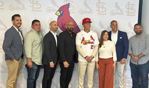 Van 26 prospectos dominicanos que rubrican bonos de siete d&iacute;gitos