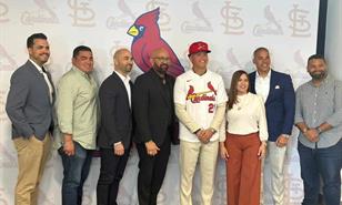 Van 26 prospectos dominicanos que rubrican bonos de siete d&iacute;gitos