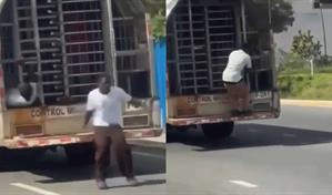 Dos ciudadanos haitianos escapan de un cami&oacute;n de Migraci&oacute;n tras lanzarse del veh&iacute;culo en movimiento