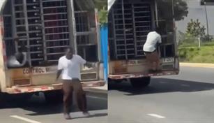 Dos ciudadanos haitianos escapan de un cami&oacute;n de Migraci&oacute;n tras lanzarse del veh&iacute;culo en movimiento