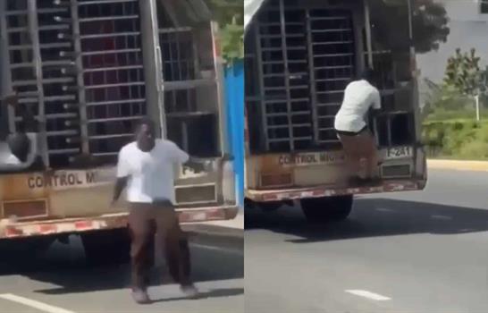 Dos ciudadanos haitianos escapan de un cami&oacute;n de Migraci&oacute;n tras lanzarse del veh&iacute;culo en movimiento