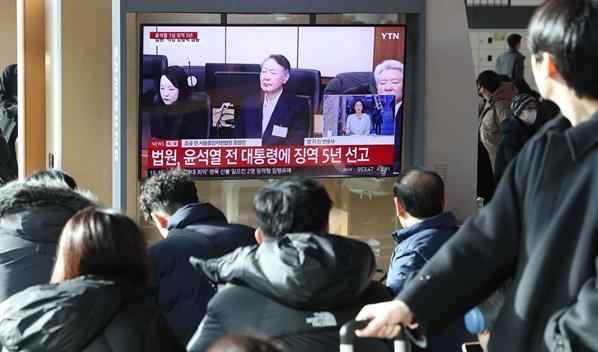 Expresidente surcoreano condenado a 5 a&ntilde;os de c&aacute;rcel en su primer juicio por la ley marcial