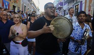 Una lluvia de confeti da comienzo a las Fiestas de la Calle San Sebasti&aacute;n en Puerto Rico