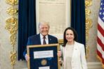 Machado entreg&oacute; a Trump la medalla del Nobel enmarcada como mensaje de gratitud