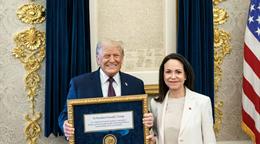 Machado entreg&oacute; a Trump la medalla del Nobel enmarcada como mensaje de gratitud