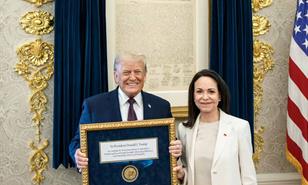 Machado entreg&oacute; a Trump la medalla del Nobel enmarcada como mensaje de gratitud