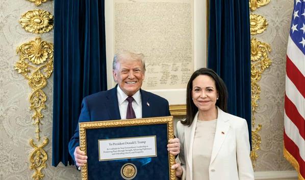 Machado entreg&oacute; a Trump la medalla del Nobel enmarcada como mensaje de gratitud