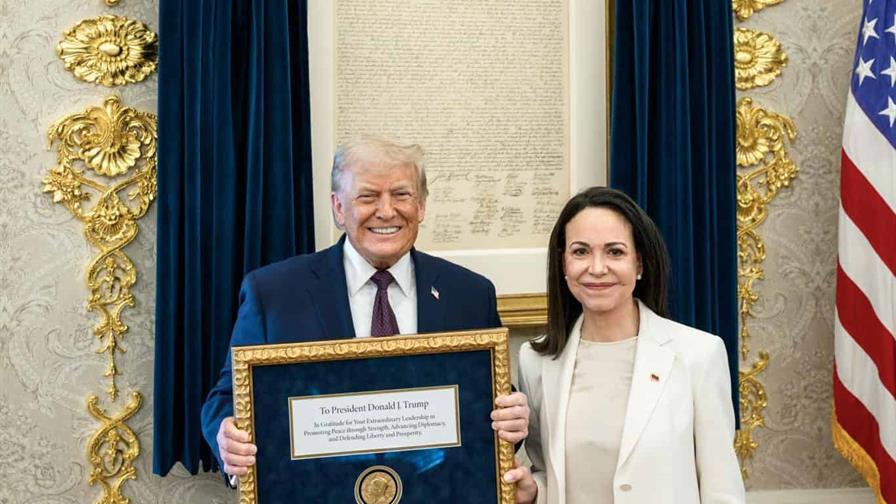 Machado entreg&oacute; a Trump la medalla del Nobel enmarcada como mensaje de gratitud
