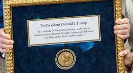 Mar&iacute;a Corina Machado no es la primera ganadora del Premio Nobel en ceder su medalla