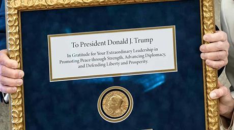 Mar&iacute;a Corina Machado no es la primera ganadora del Premio Nobel en ceder su medalla