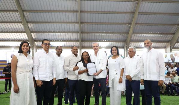 El presidente Abinader entrega 517 t&iacute;tulos de propiedad a familias en Neiba