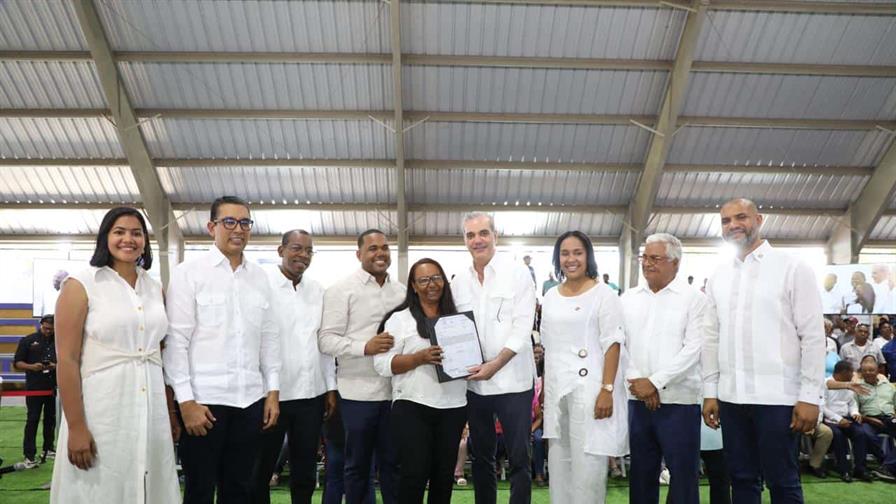 El presidente Abinader entrega 517 t&iacute;tulos de propiedad a familias en Neiba