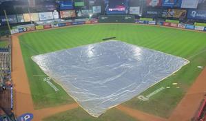 Posponen partido &Aacute;guilas ante Leones: la lluvia se interpone en el desenlace del round robin