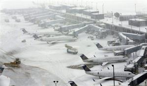 Una tormenta de nieve paraliza vuelos en aeropuertos de Nueva York y Newark
