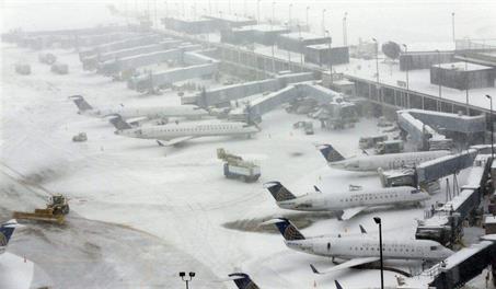 Una tormenta de nieve paraliza vuelos en aeropuertos de Nueva York y Newark