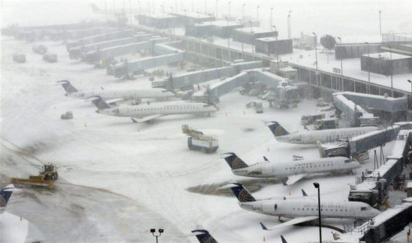 Una tormenta de nieve paraliza vuelos en aeropuertos de Nueva York y Newark