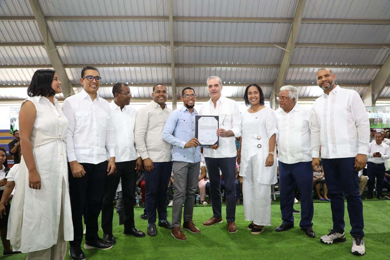 Entrega de Títulos Neiba Abinader