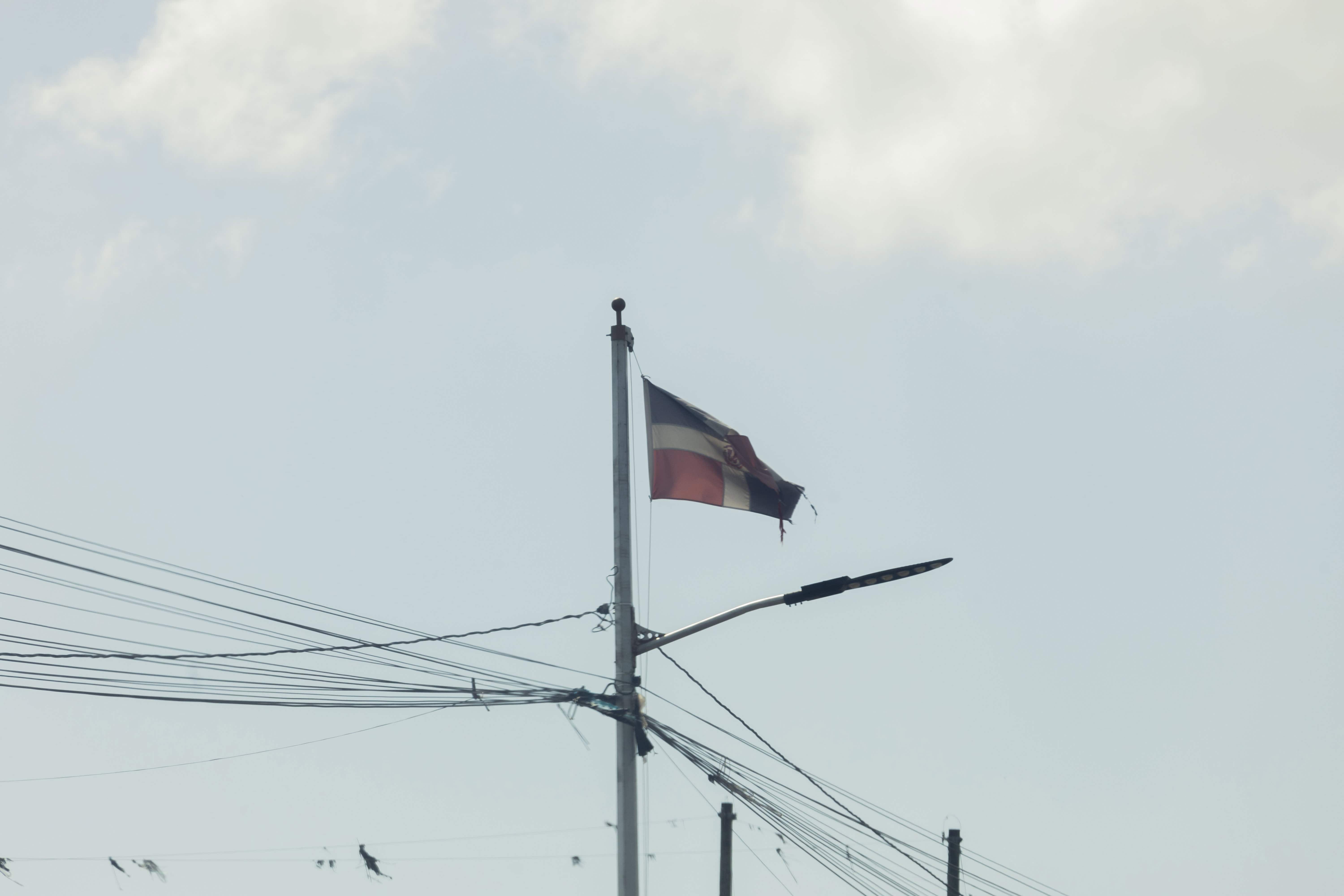 Bandera en el puente Jacinto Peynado, entrada de Villa Mella.