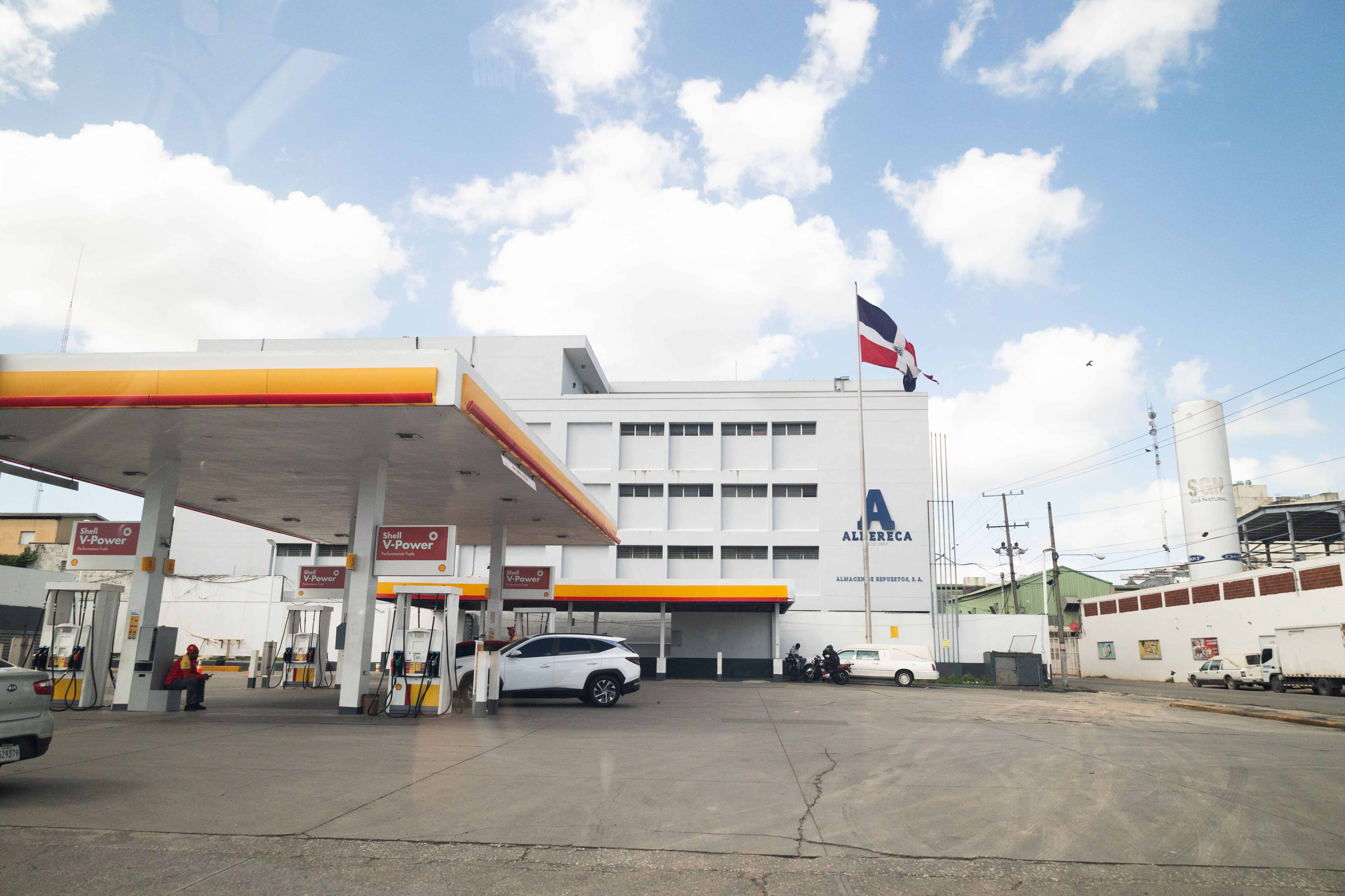 Bandera en la estaci&oacute;n de combustible Shell, frente al Cementerio de la M&aacute;ximo G&oacute;mez.&nbsp;