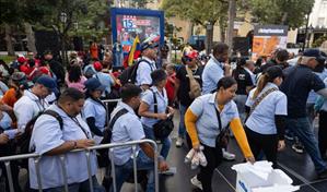 Chavistas re&uacute;nen cartas para pedir la liberaci&oacute;n de Nicol&aacute;s Maduro y Cilia Flores