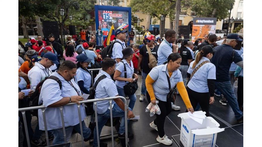 Chavistas re&uacute;nen cartas para pedir la liberaci&oacute;n de Nicol&aacute;s Maduro y Cilia Flores