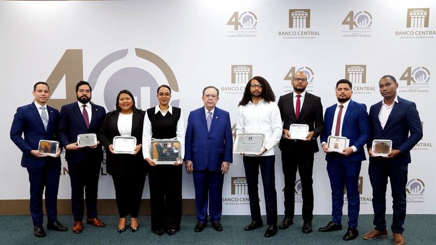 El Banco Central entrega premio de Econom&iacute;a Biblioteca Juan Pablo Duarte 2025