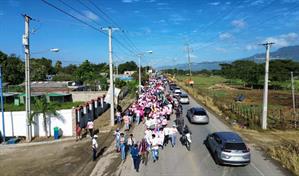 Familiares de la ni&ntilde;a Brianna Genao marchan en Navarrete a 18 d&iacute;as de la desaparici&oacute;n