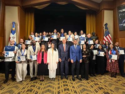Jóvenes dominicanos en el exterior reciben Premio Nacional