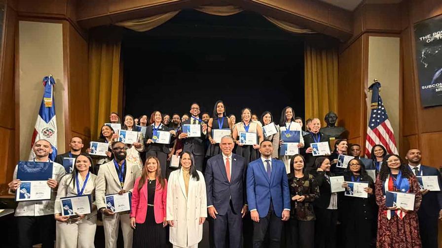 Reconocen a más de 40 jóvenes dominicanos en Premio Nacional de la Juventud en Nueva York