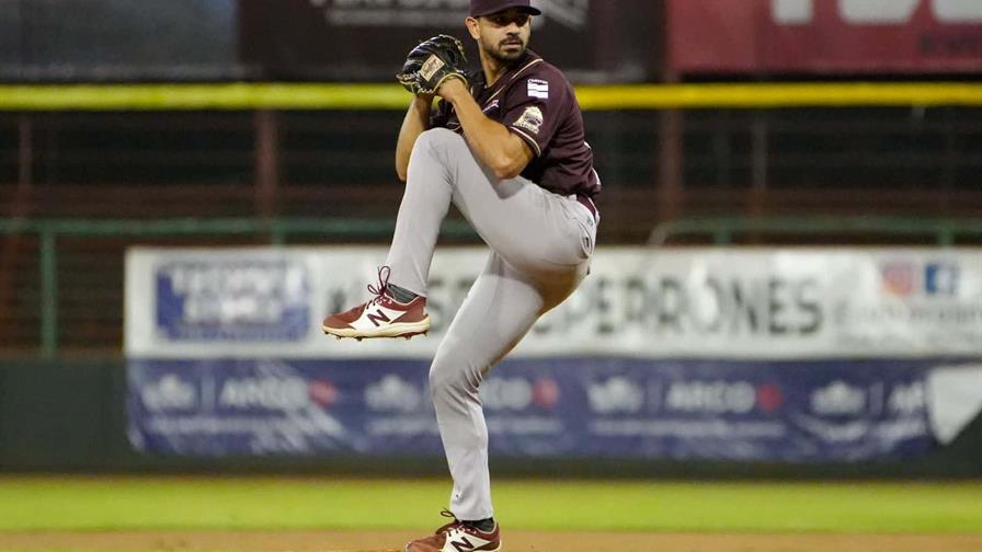 Escogido contrata al relevista Roel Ram&iacute;rez