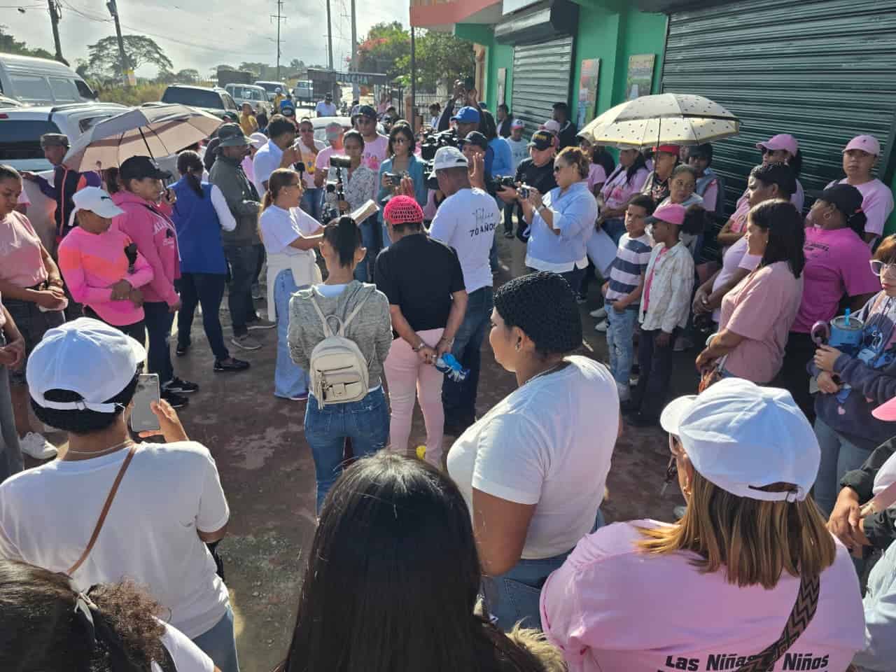 Parientes y amigos de la parte paterna oran por Brianna Genao, desparecida el 31 de diciembre.