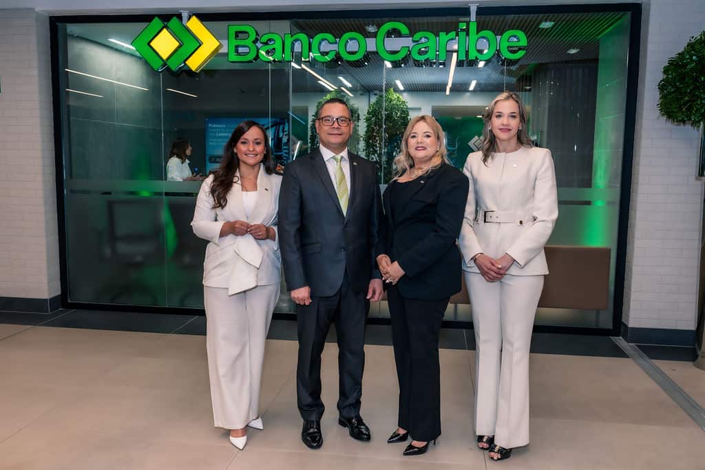 Mar&iacute;a Fernanda Veloz, Gilberto Pe&ntilde;a, Dulce Fern&aacute;ndez y Triana Mesa