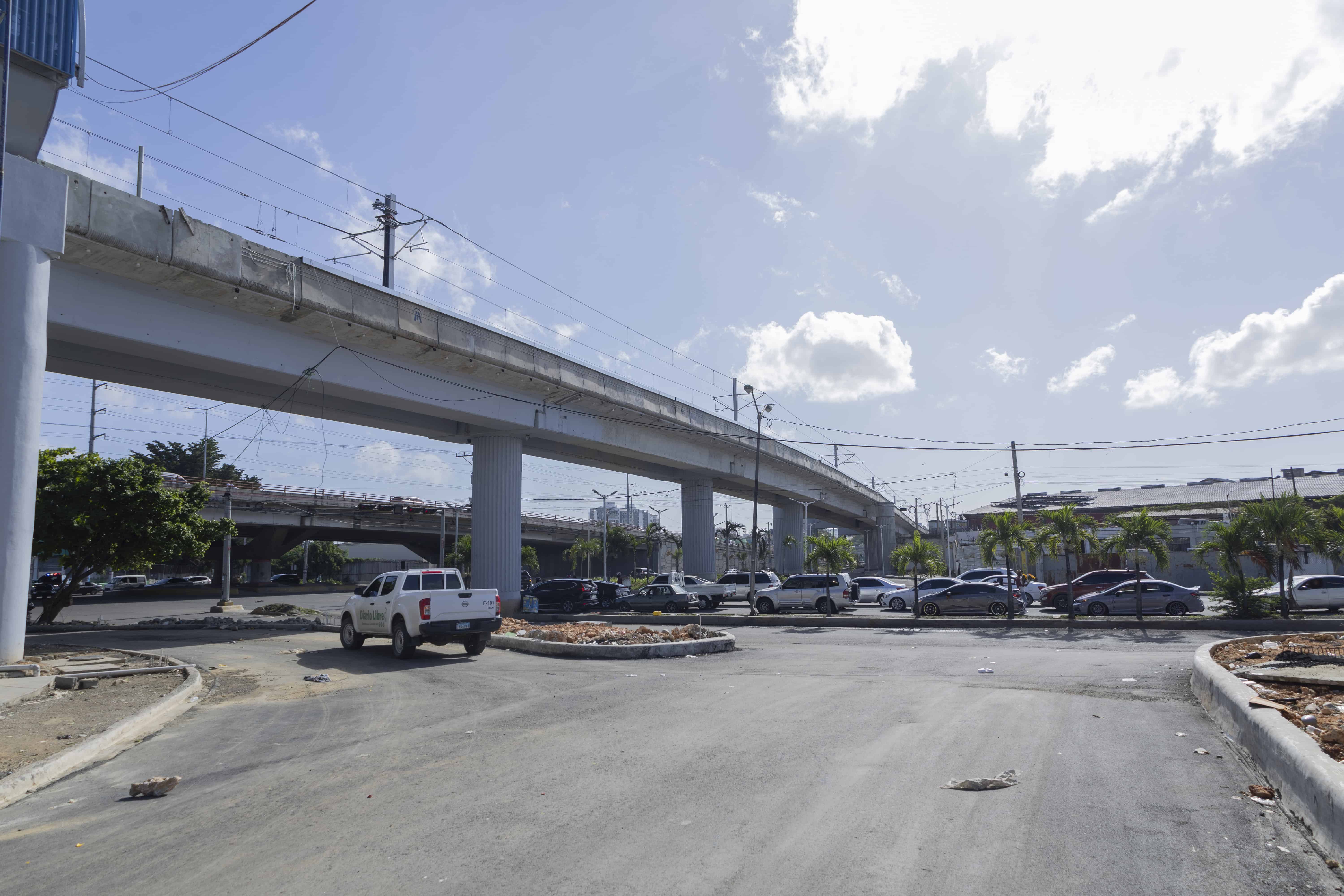 En este punto los vehicuilos deben girar a la izqueirda para volver a incorporarse a la marginal.