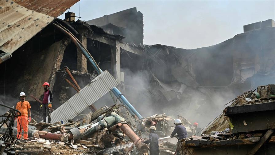 Un incendio en un centro comercial en Pakist&aacute;n deja 21 muertos