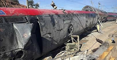 Autoridades espa&ntilde;olas buscan las causas del choque de dos trenes, con al menos 40 muertos