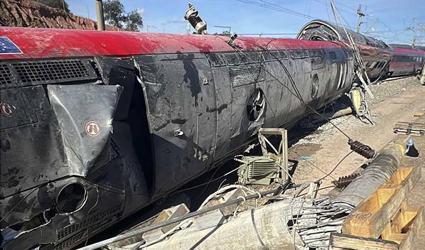Autoridades espa&ntilde;olas buscan las causas del choque de dos trenes, con al menos 40 muertos