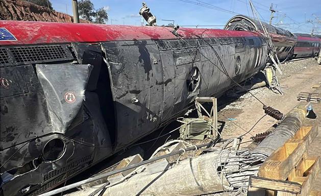 Autoridades espa&ntilde;olas buscan las causas del choque de dos trenes, con al menos 40 muertos